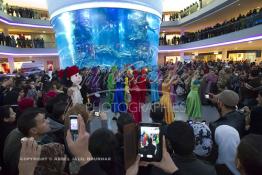 Image du Maroc Professionnelle de  Des musicens, des danseurs accompagné de la mascotte du Morocco Mega Mall offrent des attractions aux visiteurs Morocco Mega Mall, le plus grand centre commercial d'Afrique avec 200.000 m² de surface au sol située sur le Boulevard de la Corniche Boulevard de L'Océan Ain Diab, à Casablanca, Vendredi 16 Décembre 2011. (Photo / Abdeljalil Bounhar) 